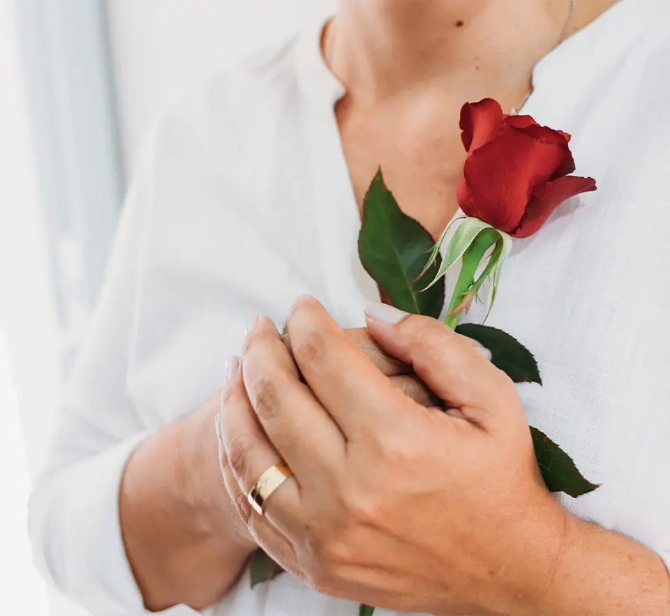 foto isabel segurando uma rosa